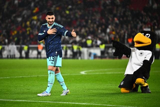 30 March 2026, Baden-Wuerttemberg, Stuttgart: Germany's Deniz Undav celebrates alongside the DFB mascot Paule after the International Friendly soccer match between Germany and Ghana at MHP Arena. Photo: Tom Weller/dpa - WICHTIGER HINWEIS: Gemäß den Vorgaben der DFL Deutsche Fußball Liga bzw. des DFB Deutscher Fußball-Bund ist es untersagt, in dem Stadion und/oder vom Spiel angefertigte Fotoaufnahmen in Form von Sequenzbildern und/oder videoähnlichen Fotostrecken zu verwerten bzw. verwerten zu lassen.