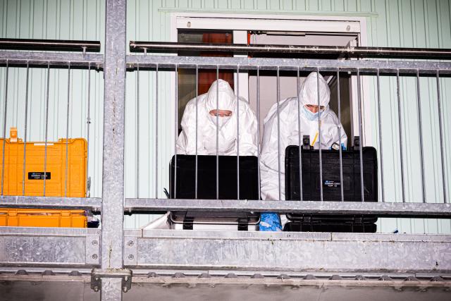 30 March 2026, Lower Saxony, Hanover: Two female forensic investigators work at a refugee shelter in the Vahrenheide neighborhood. A woman in Hanover has suffered life-threatening injuries from a stabbing. Photo: Moritz Frankenberg/dpa
