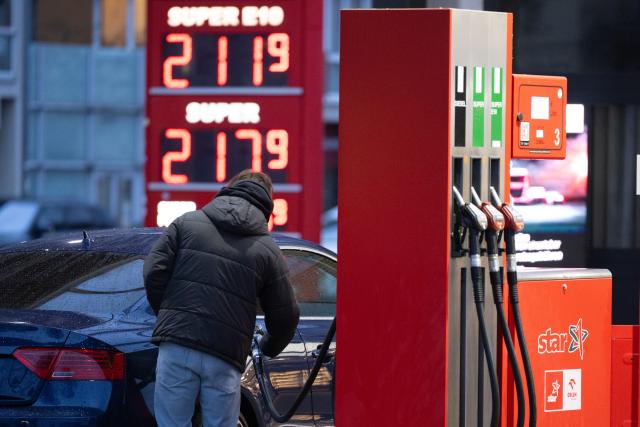 31 March 2026, Saxony, Dresden: A man fills up a car at a petrol station in front of a price board. Due to the war in Iran and the associated blockade of the Strait of Hormuz, fuel prices in Germany have risen significantly. Photo: Sebastian Kahnert/dpa