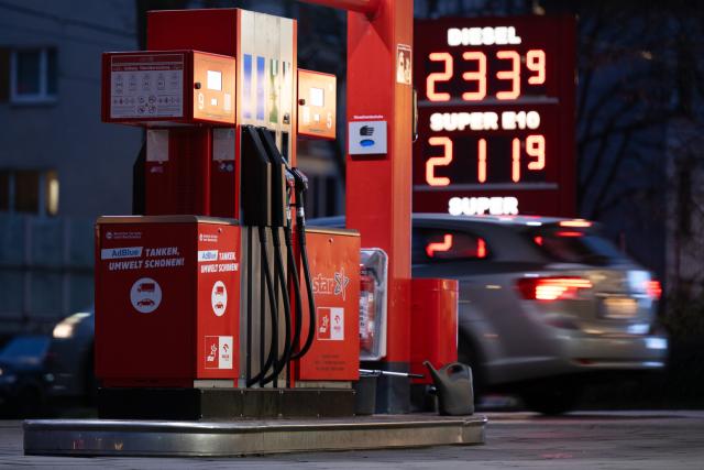 31 March 2026, Saxony, Dresden: A price board shows the price of petrol and diesel at a petrol station. Due to the war in Iran and the associated blockade of the Strait of Hormuz, fuel prices in Germany have risen significantly. Photo: Sebastian Kahnert/dpa