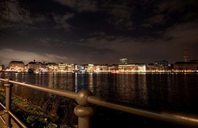 31 March 2026, Hamburg: A view of the Inner Alster in Hamburg. The police caught a wolf that had previously bitten and injured a woman, swimming in the water in Hamburg. Photo: Daniel Bockwoldt/dpa/Daniel Bockwoldt