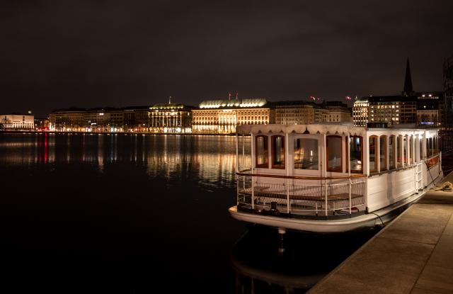 31 March 2026, Hamburg: A view of the Inner Alster in Hamburg. The police caught a wolf that had previously bitten and injured a woman, swimming in the water in Hamburg. Photo: Daniel Bockwoldt/dpa/Daniel Bockwoldt