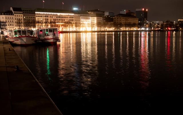 31 March 2026, Hamburg: A view of the Inner Alster in Hamburg. The police caught a wolf that had previously bitten and injured a woman, swimming in the water in Hamburg. Photo: Daniel Bockwoldt/dpa/Daniel Bockwoldt