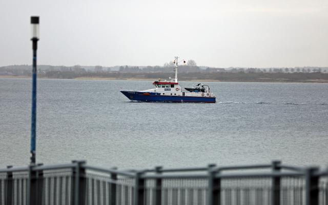 31 March 2026, Mecklenburg-Western Pomerania, Wismar: A police boat sails in the Bay of Wismar. The humpback whale, which had been freed off Timmendorfer Strand, and stranded again on a sandbar in Wismar Bay, has submerged for the time being. Photo: Stefan Tretropp/dpa