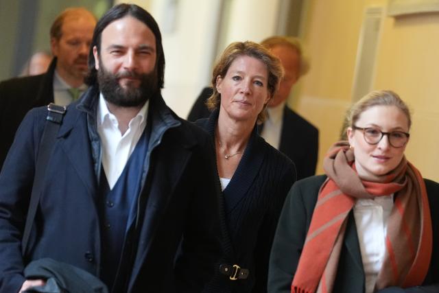 31 March 2026, Hamburg: Christina Block (C), German restaurateur and entrepreneur, and her defense lawyers Ingo Bott and Paula Wlodarek, as well as Gerhard Delling (back 2nd R), former TV presenter and sports journalist, and his defense lawyer David Rieks (back L), arrive at the courtroom in the trial for alleged child abduction at Hamburg District Court. In a cloak-and-dagger operation on New Year's Eve 2023/24, two children of the gastronomy entrepreneur Block were taken from Denmark to Germany. The trial for the alleged abduction is taking place at Hamburg District Court. Photo: Marcus Brandt/dpa