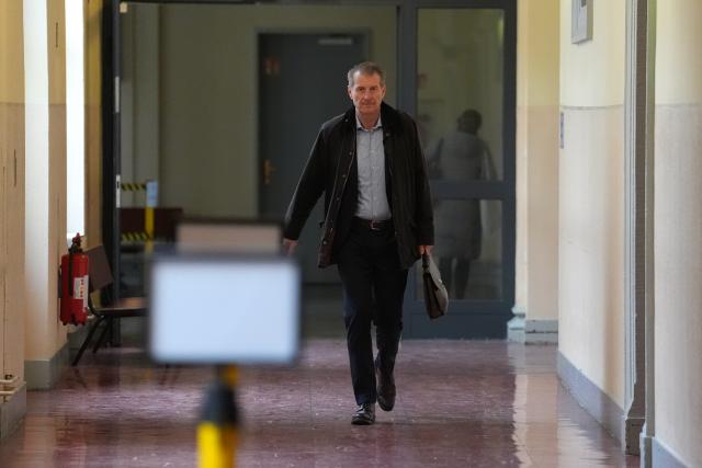31 March 2026, Hamburg: Co-plaintiff Stephan Hensel, ex-husband and father of German restaurateur and entrepreneur Christina Block's children, arrives at the courtroom in the trial for alleged child abduction at Hamburg District Court. In a cloak-and-dagger operation on New Year's Eve 2023/24, two children of the gastronomy entrepreneur Block were taken from Denmark to Germany. The trial for the alleged abduction is taking place at Hamburg District Court. Photo: Marcus Brandt/dpa