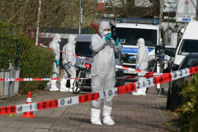 31 March 2026, Bremen: Forensics work on the scene after a 60-year-old man was shot in Bremen. Photo: Kai Moorschlatt/dpa