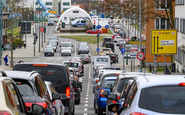 31 March 2026, Brandenburg, Frankfurt (Oder): Many vehicles are jammed in the city center of Frankfurt (Oder) at the Stadtbruecke border crossing on their way to Poland. Poland's government has capped prices for petrol and diesel. Photo: Patrick Pleul/dpa