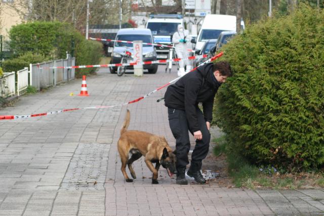 31 March 2026, Bremen: Forensics work on the scene after a 60-year-old man was shot in Bremen. Photo: Kai Moorschlatt/dpa