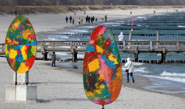 31 March 2026, Mecklenburg-Western Pomerania, Zingst: Replicas of large Easter eggs stand on the Baltic Sea beach ahead of the Easter celebrations. Photo: Bernd Wüstneck/dpa