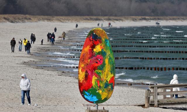 31 March 2026, Mecklenburg-Western Pomerania, Zingst: Replicas of large Easter eggs stand on the Baltic Sea beach ahead of the Easter celebrations. Photo: Bernd Wüstneck/dpa
