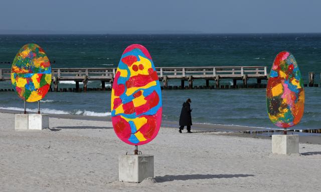 31 March 2026, Mecklenburg-Western Pomerania, Zingst: Replicas of large Easter eggs stand on the Baltic Sea beach ahead of the Easter celebrations. Photo: Bernd Wüstneck/dpa