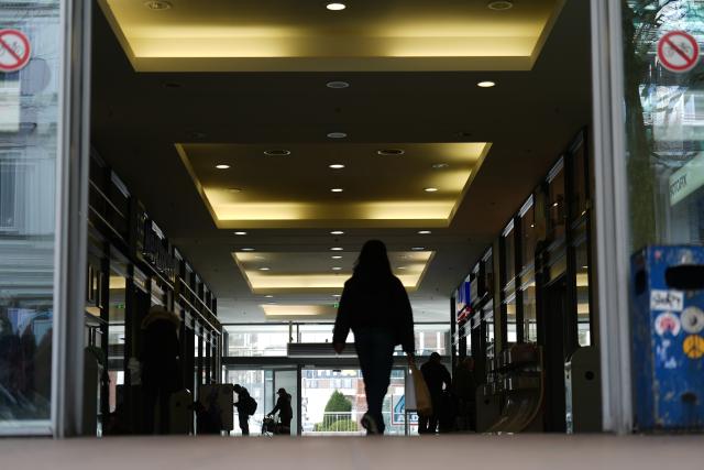 31 March 2026, Hamburg: Pedestrians walk through a shopping arcade on Grosse Bergstrasse in Hamburg's Altona district, where a wolf injured a woman on Monday. According to dpa reports, the animal was trapped inside the arcade, which is secured by automatic glass doors. Photo: Marcus Brandt/dpa