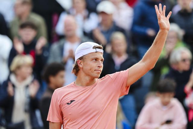 FILED - 21 May 2025, Hamburg: France's tennis player Alexandre Mueller celebrates defeating German Alexander Zverev during their men's singles round of 16 tennis match of the Hamburg European Open tennis tournament. Photo: Frank Molter/dpa