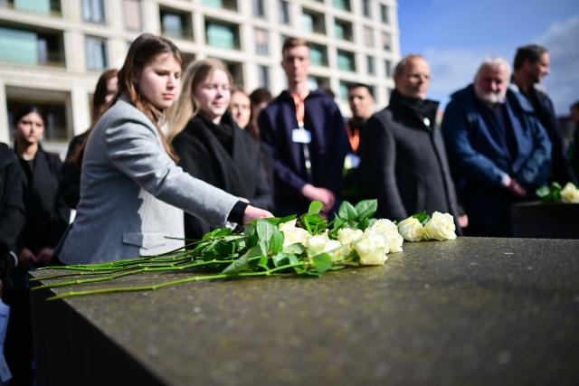 31 March 2026, Berlin: Roses lie on a pedestal at the Memorial to the Murdered Jews of Europe during a commemorative event organized by the Bethe Foundation's 'Youth Remembers' programme. Photo: Sebastian Christoph Gollnow/dpa