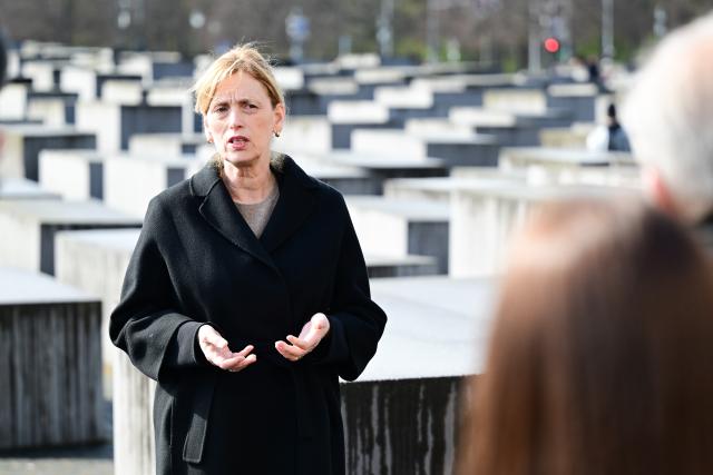 31 March 2026, Berlin: Karin Prien, Germany's Minister for Education, Family Affairs, Senior Citizens, Women and Youth, speaks about the Bethe Foundation's 'Youth Remembers' programme during a commemorative event at the Memorial to the Murdered Jews of Europe. Photo: Sebastian Christoph Gollnow/dpa