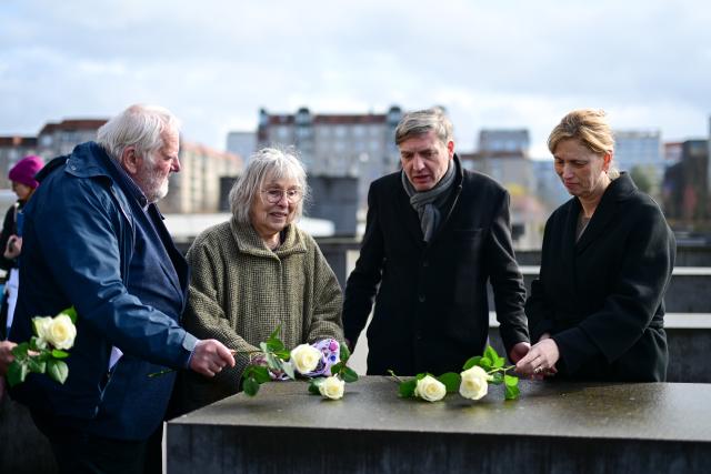 31 March 2026, Berlin: (L-R) Erich and Roswitha Bethe, founders of the Bethe Foundation; Uwe Neumaerker, Director of the Memorial to the Murdered Jews of Europe; and Karin Prien, Germany's Minister for Education, Family Affairs, Senior Citizens, Women and Youth, lay roses on a pedestal during a commemorative event at the Memorial to the Murdered Jews of Europe as part of the Bethe Foundation's 'Youth Remembers' programme. Photo: Sebastian Christoph Gollnow/dpa
