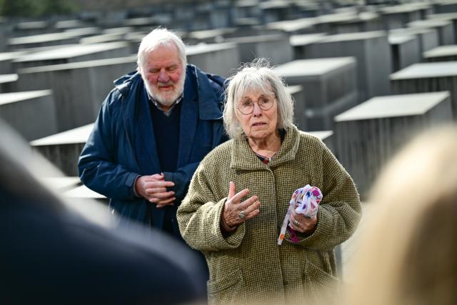 31 March 2026, Berlin: Roswitha and Erich Bethe, founders of the Bethe Foundation, speak about the foundation's 'Youth Remembers' programme during a commemorative event at the Memorial to the Murdered Jews of Europe. Photo: Sebastian Christoph Gollnow/dpa