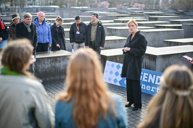 31 March 2026, Berlin: Karin Prien, Germany's Minister for Education, Family Affairs, Senior Citizens, Women and Youth, speaks about the Bethe Foundation's 'Youth Remembers' programme during a commemorative event at the Memorial to the Murdered Jews of Europe. Photo: Sebastian Christoph Gollnow/dpa