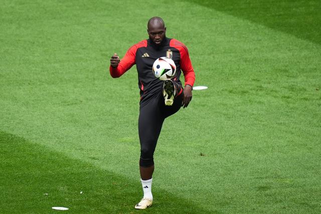 FILED - 01 July 2024, North Rhine-Westphalia, Duesseldorf: Belgium's Romelu Lukaku warms up ahead of the UEFA Euro 2024 round of 16 football match between France and Belgium at the Duesseldorf Arena. Romelu Lukaku is facing potential disciplinary action at Napoli after failing to return to training. Photo: Marcus Brandt/dpa