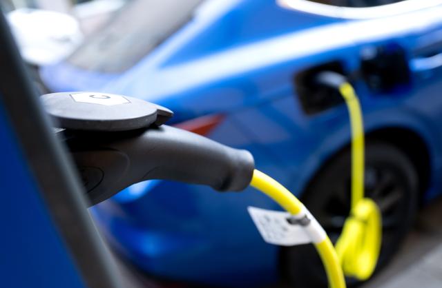 FILED - 20 January 2025, Bavaria, Munich: An electric car is parked at a charging station in Munich. Photo: Sven Hoppe/dpa
