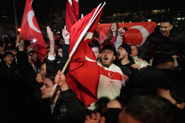 31 March 2026, Berlin: Turkish fans celebrate the national team's victory in the play-off match against Kosovo and the successful qualification for the World Cup in Berlin. Photo: Manuel Genolet/dpa