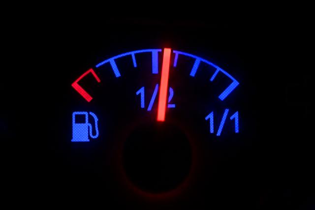 01 April 2026, Berlin: The fuel gauge of a car lights up. Germany is introducing a new price regulation for petrol stations on Wednesday after fuel prices rose sharply following the start of the Iran war.Under the new rule, petrol stations will be allowed to raise prices only once a day, at midday. Photo: Sebastian Christoph Gollnow/dpa