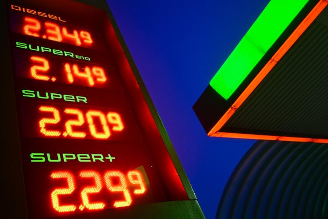 01 April 2026, Berlin: The prices for diesel and petrol can be seen at a filling station. Germany is introducing a new price regulation for petrol stations on Wednesday after fuel prices rose sharply following the start of the Iran war.Under the new rule, petrol stations will be allowed to raise prices only once a day, at midday. Photo: Sebastian Christoph Gollnow/dpa