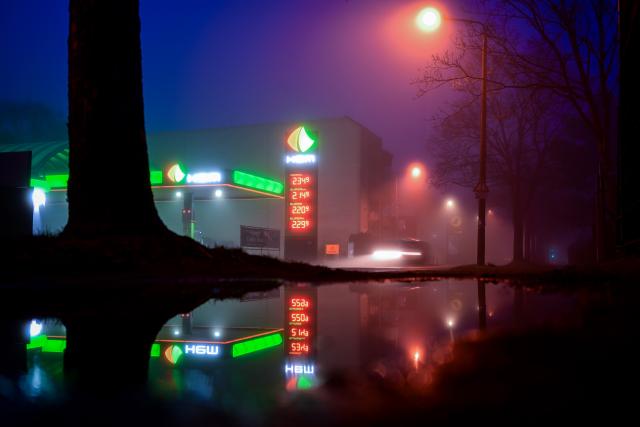 01 April 2026, Berlin: The prices for diesel and petrol can be seen at a filling station. Germany is introducing a new price regulation for petrol stations on Wednesday after fuel prices rose sharply following the start of the Iran war.Under the new rule, petrol stations will be allowed to raise prices only once a day, at midday. Photo: Sebastian Christoph Gollnow/dpa