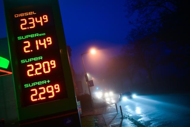01 April 2026, Berlin: The prices for diesel and petrol can be seen at a filling station. Germany is introducing a new price regulation for petrol stations on Wednesday after fuel prices rose sharply following the start of the Iran war.Under the new rule, petrol stations will be allowed to raise prices only once a day, at midday. Photo: Sebastian Christoph Gollnow/dpa