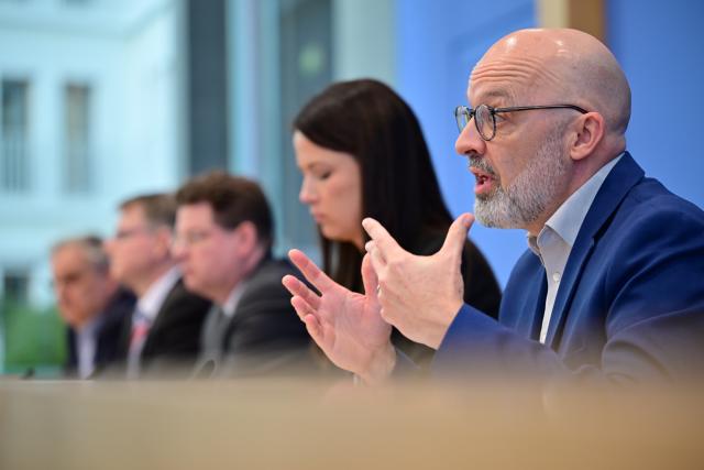 01 April 2026, Berlin: Timo Wollmershaeuser, spokesman for the Joint Economic Forecast and Head of Business Cycle Research at the Ifo Institute for Economic Research, speaks during the presentation of the Joint Economic Forecast for the economy in spring 2026 by the leading research institutes. Photo: Sebastian Christoph Gollnow/dpa