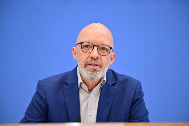 01 April 2026, Berlin: Timo Wollmershaeuser, spokesman for the Joint Economic Forecast and Head of Business Cycle Research at the Ifo Institute for Economic Research, speaks during the presentation of the Joint Economic Forecast for the economy in spring 2026 by the leading research institutes. Photo: Sebastian Christoph Gollnow/dpa