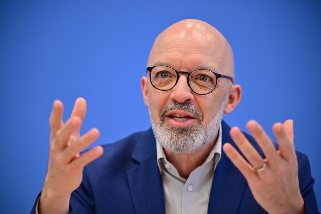 01 April 2026, Berlin: Timo Wollmershaeuser, spokesman for the Joint Economic Forecast and Head of Business Cycle Research at the Ifo Institute for Economic Research, speaks during the presentation of the Joint Economic Forecast for the economy in spring 2026 by the leading research institutes. Photo: Sebastian Christoph Gollnow/dpa