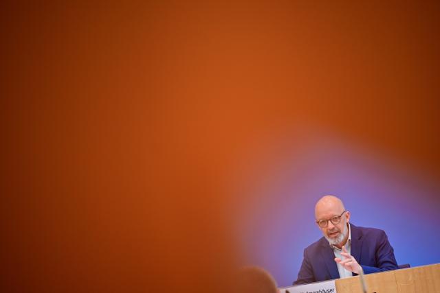 01 April 2026, Berlin: Timo Wollmershaeuser, spokesman for the Joint Economic Forecast and Head of Business Cycle Research at the Ifo Institute for Economic Research, speaks during the presentation of the Joint Economic Forecast for the economy in spring 2026 by the leading research institutes. Photo: Sebastian Christoph Gollnow/dpa