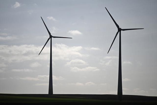 FILED - 12 March 2026, Rhineland-Palatinate, Mainz: Wind turbines in the Mainz-Hechtsheim wind farm. Photo: Michael Brandt/dpa