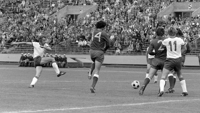 FILED - 31 August 1972, Munich: East German midfielder Hans-Juergen Kreische (L) takes a shot on goal past the Polish defence during a match on 01 September 1972, with teammate Joachim Streich (No. 11) nearby. Kreische has since passed away. Photo: Karl Schnörrer/dpa