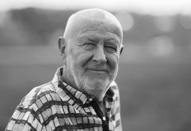FILED - 12 July 2022, Saxony, Dresden: Hans-Juergen "Hansi" Kreische, a former player for SG Dynamo Dresden and a member of the East German national team, is standing on the Elbwiesen. Photo: Robert Michael/dpa
