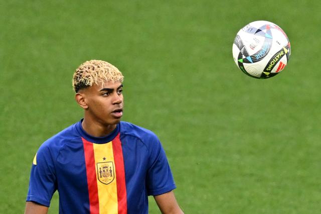 FILED - 08 June 2025, Bavaria, Munich: Spain's Lamine Yamal warms up before the start of the UEFA Nations League final soccer match between Portugal and Spain at the Allianz Arena. Photo: Sven Hoppe/dpa