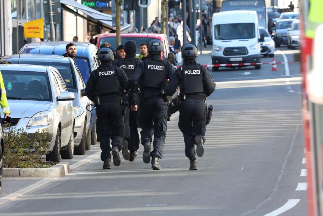 01 April 2026, North Rhine-Westphalia, Solingen: Police officers are running down a street. A large-scale police operation is currently underway in Solingen. Photo: Gianni Gattus/dpa
