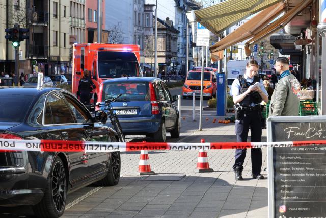 01 April 2026, North Rhine-Westphalia, Solingen: Police officers have cordoned off a street. A large-scale police operation is currently underway in Solingen. Photo: Gianni Gattus/dpa