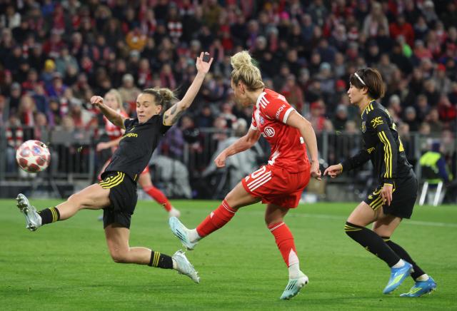 01 April 2026, Bavaria, Munich: Bayern Munich's Linda Dallmann and Manchester United's Julia Zigiotti (L) battle for the ball during the UEFA Women's Champions League quarter final second leg soccer match between Bayern Munich and Manchester United at Allianz Arena. Photo: Karl-Josef Hildenbrand/dpa