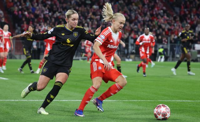 01 April 2026, Bavaria, Munich: Bayern Munich's Pernille Harder and Manchester United's Hanna Lundkvist battle for the ball during the UEFA Women's Champions League quarter final second leg soccer match between Bayern Munich and Manchester United at Allianz Arena. Photo: Karl-Josef Hildenbrand/dpa