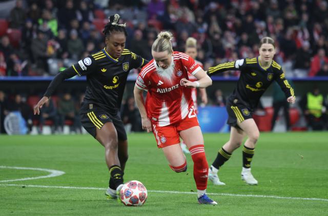 01 April 2026, Bavaria, Munich: Bayern Munich's Franziska Kett and Manchester United's Meline Malard (L) battle for the ball during the UEFA Women's Champions League quarter final second leg soccer match between Bayern Munich and Manchester United at Allianz Arena. Photo: Karl-Josef Hildenbrand/dpa