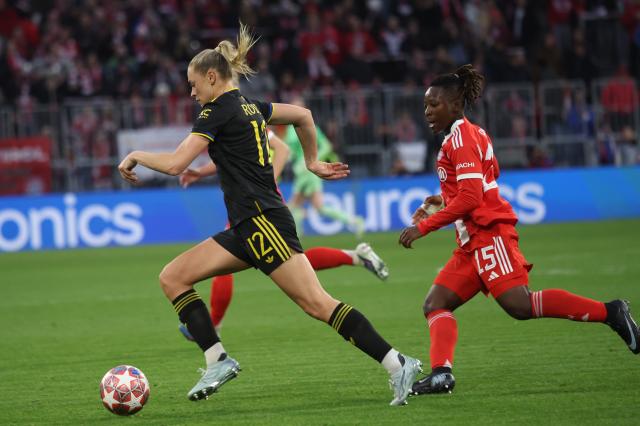 01 April 2026, Bavaria, Munich: Bayern Munich's Bernadette Amani Kakounan and Manchester United's Fridolina Rolfoe (L) battle for the ball during the UEFA Women's Champions League quarter final second leg soccer match between Bayern Munich and Manchester United at Allianz Arena. Photo: Karl-Josef Hildenbrand/dpa