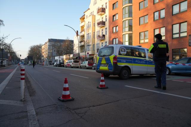 02 April 2026, Berlin: Police officers and a police vehicle stand near a crime scene in Berlin, where shots have once again been fired at a bar in Berlin-Neukoelln. Photo: Manuel Genolet/dpa