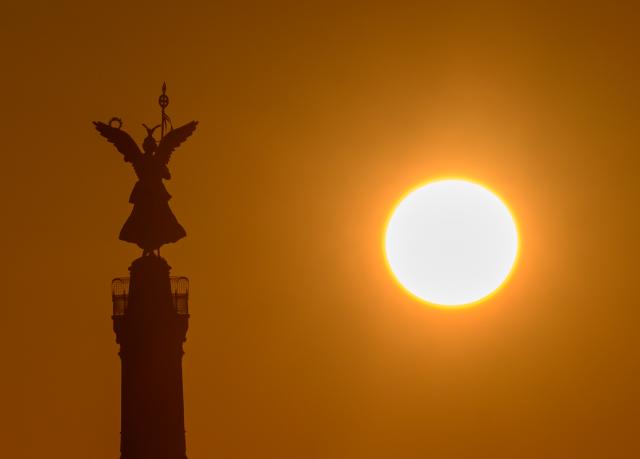 02 April 2026, Berlin: The sun rises behind the Victory Column in Berlin on a cloudless morning. Photo: Soeren Stache/dpa