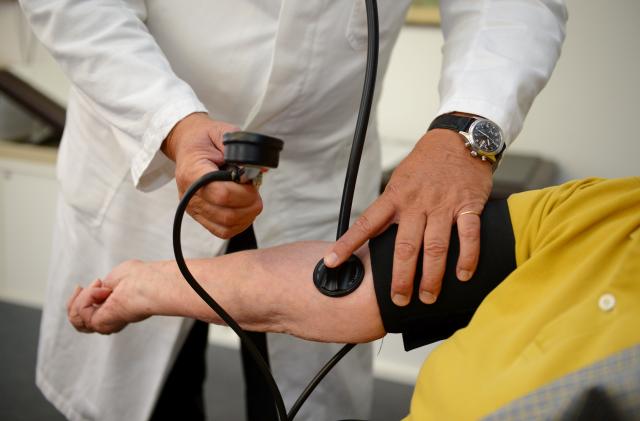 FILED - 18 September 2013, Baden-Wuerttemberg, Stuttgart: A doctor measures a patient's blood pressure at his practice in Stuttgart Bad Cannstatt (Baden-Württemberg). Photo: picture alliance / Bernd Weissbrod/dpa