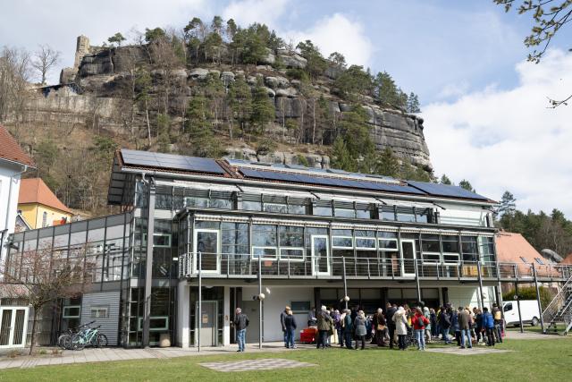 02 April 2026, Saxony, Kurort Oybin: Customers gather outside a "Smart Store" for its grand opening. Photo: Sebastian Kahnert/dpa