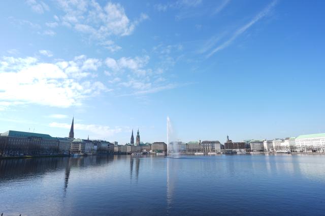 02 April 2026, Hamburg: The Alster Fountain is now in operation on Hamburg's Binnenalster. Until November, the approximately 50-meter-high water jet will once again be in operation daily from 9:00 am to midnight on the Binnenalster. Photo: Marcus Brandt/dpa