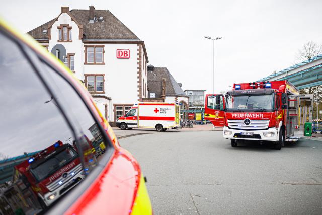 02 April 2026, Lower Saxony, Nordrhein-Westfalen: Fire trucks and ambulances are parked in front of the Herford train station, where Sulfuric acid is leaking from a tank car. Photo: Moritz Frankenberg/dpa